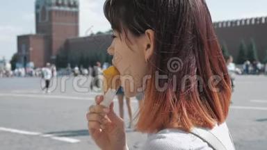 在城市著名广场的<strong>夏日</strong>，女人吃<strong>冰淇淋</strong>的肖像